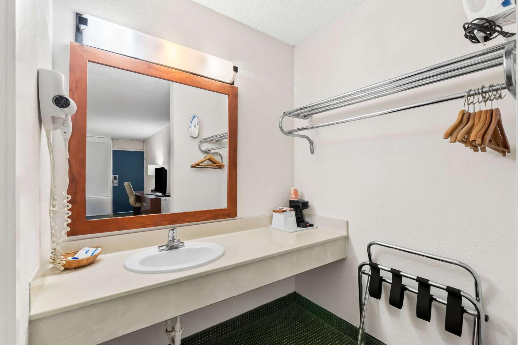 Americas Best Value Inn&Suites-Dalton, GA - I-75, Exit- 328 Extérieur photo